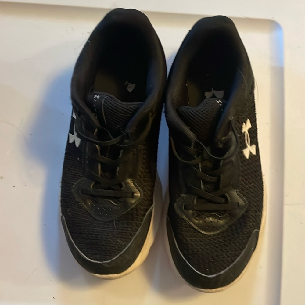 Size 3Y under amour tennis shoes